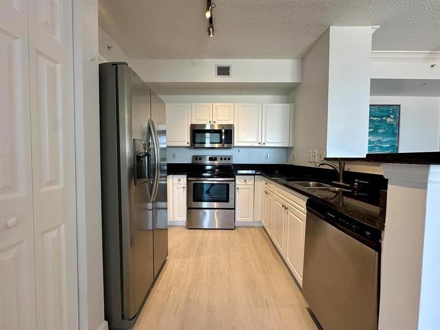 651 Okeechobee Blvd - Photo 3 of 14