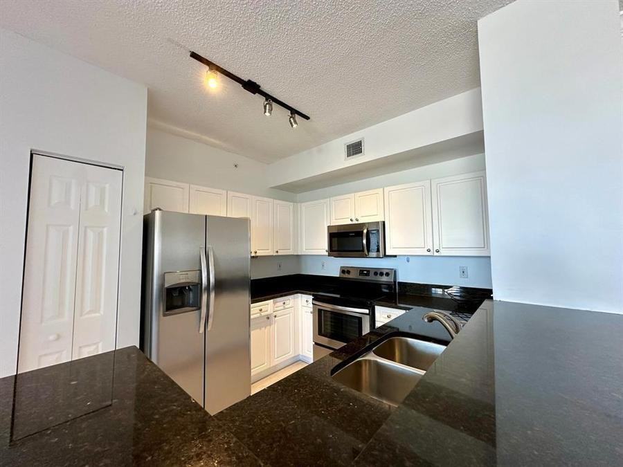 651 Okeechobee Blvd - Photo 4 of 14