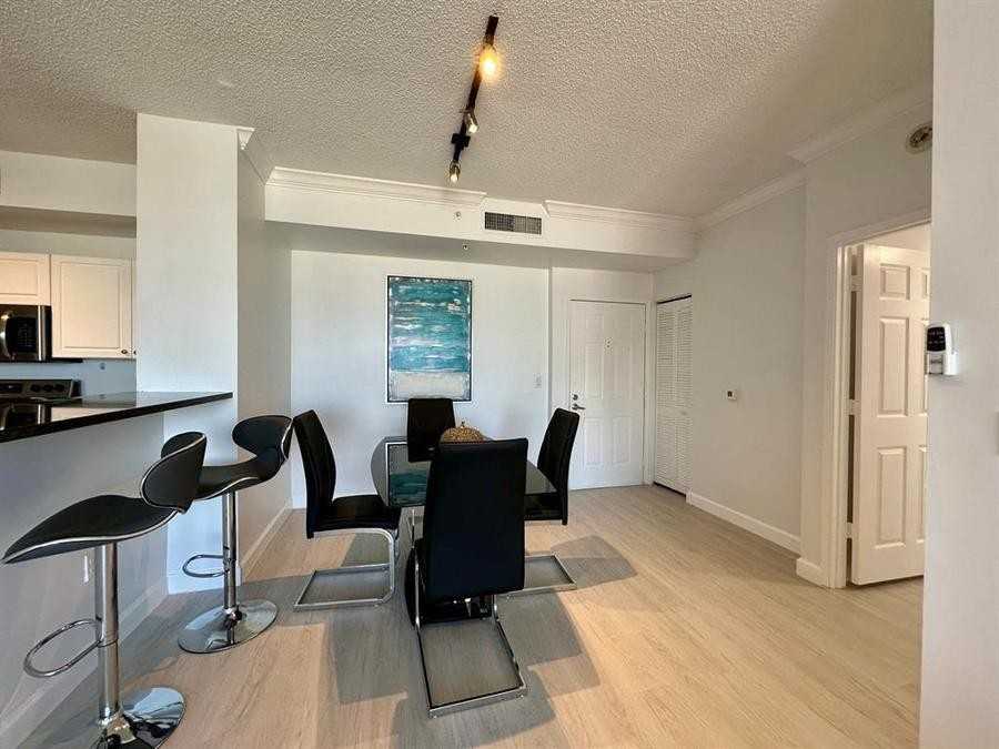 651 Okeechobee Blvd - Photo 6 of 14