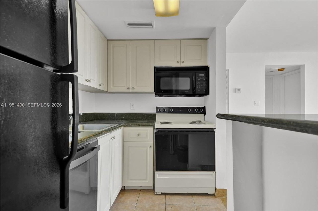 Brickell Ave #770-906 - Photo 7 of 17