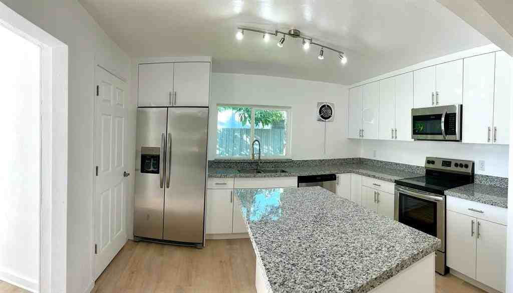 801 Ne 36th St #801 - Photo 5 of 20