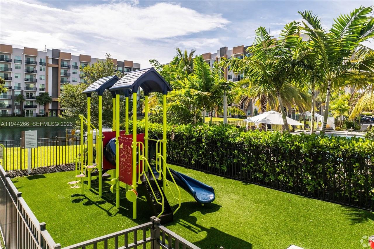 19275 Nw 27th Ave #19275-4206 - Photo 2 of 14