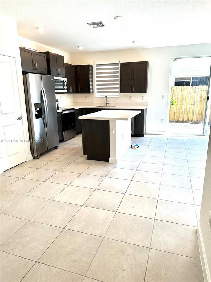 2418 Se 10th St #2418 - Photo 5 of 18