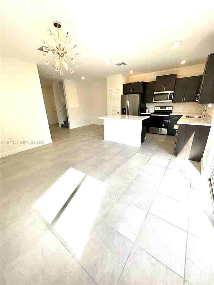 2418 Se 10th St #2418 - Photo 6 of 18