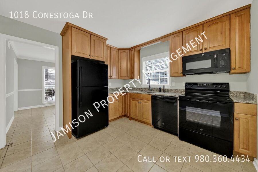 1018 Conestoga Dr - Photo 6 of 24