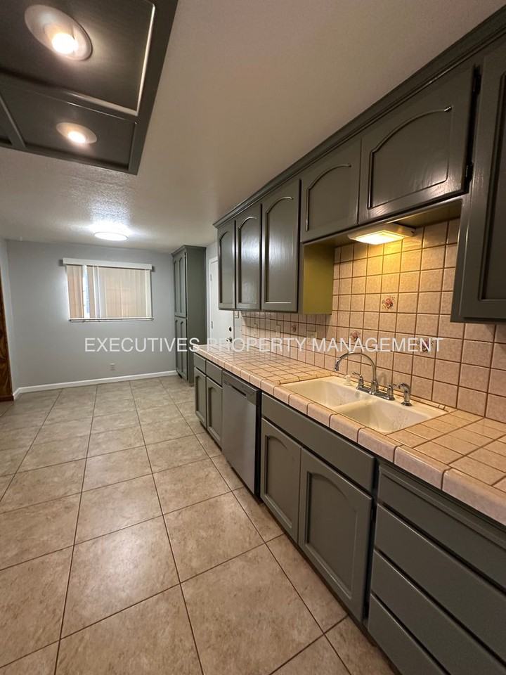 3220 Dakota St - Photo 2 of 17