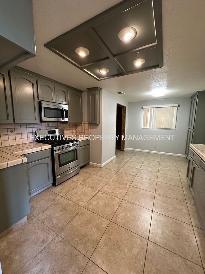 3220 Dakota St - Photo 3 of 17