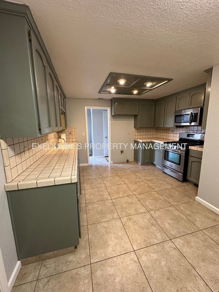 3220 Dakota St - Photo 4 of 17