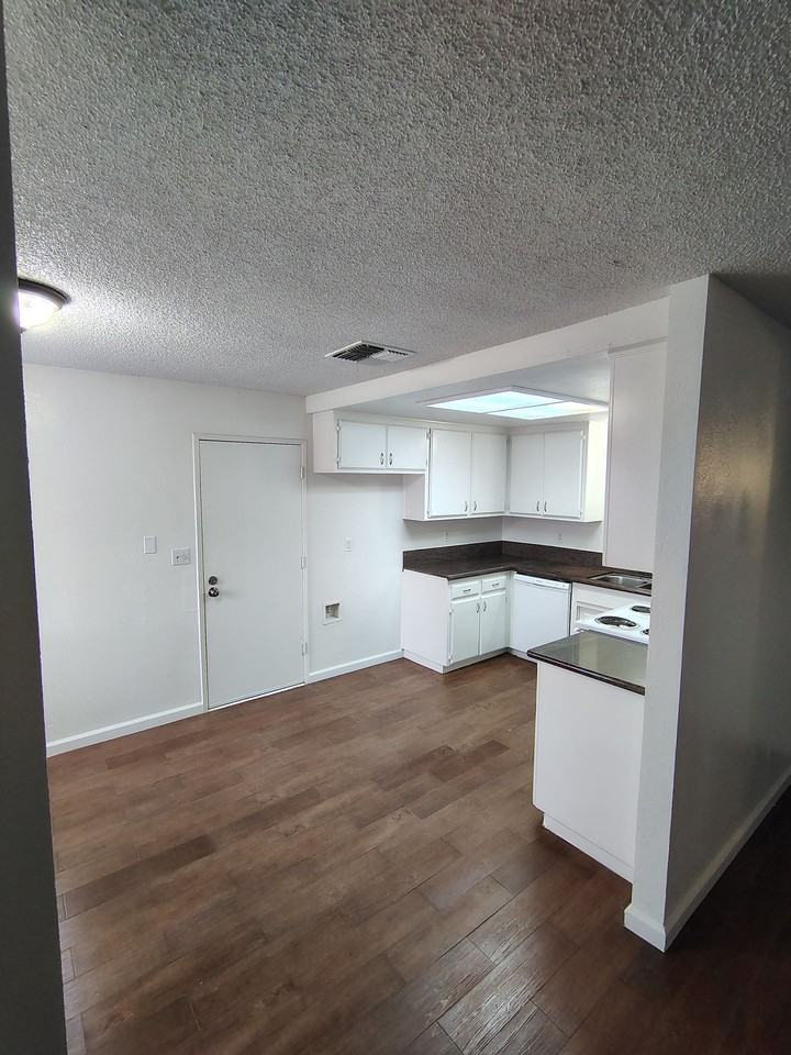 3913 Manor St, Bakersfield, CA 93308 — Stylish & Comfortable Living in Oildale - Photo 3 of 27