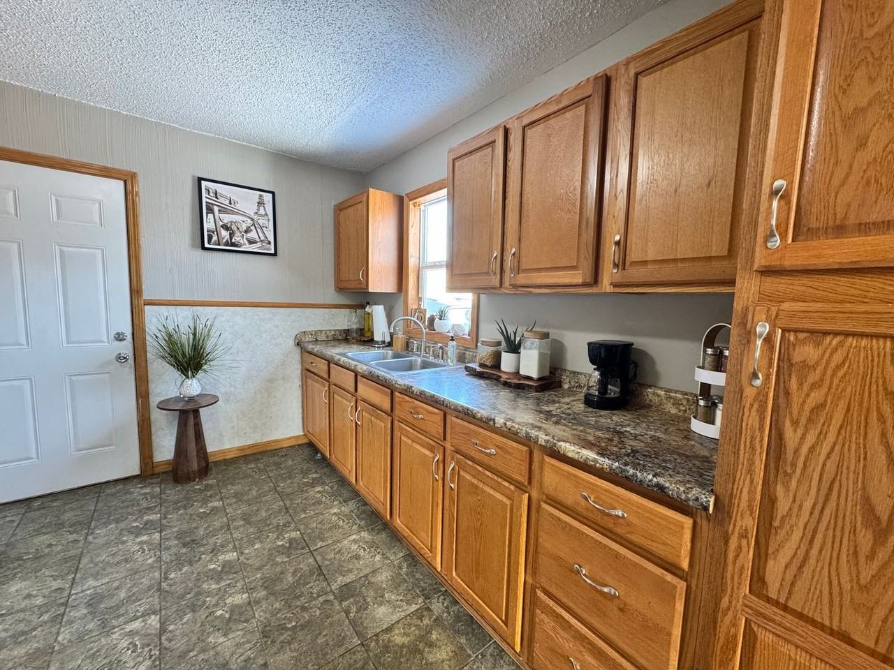 418 Hartman Ave - Photo 4 of 26