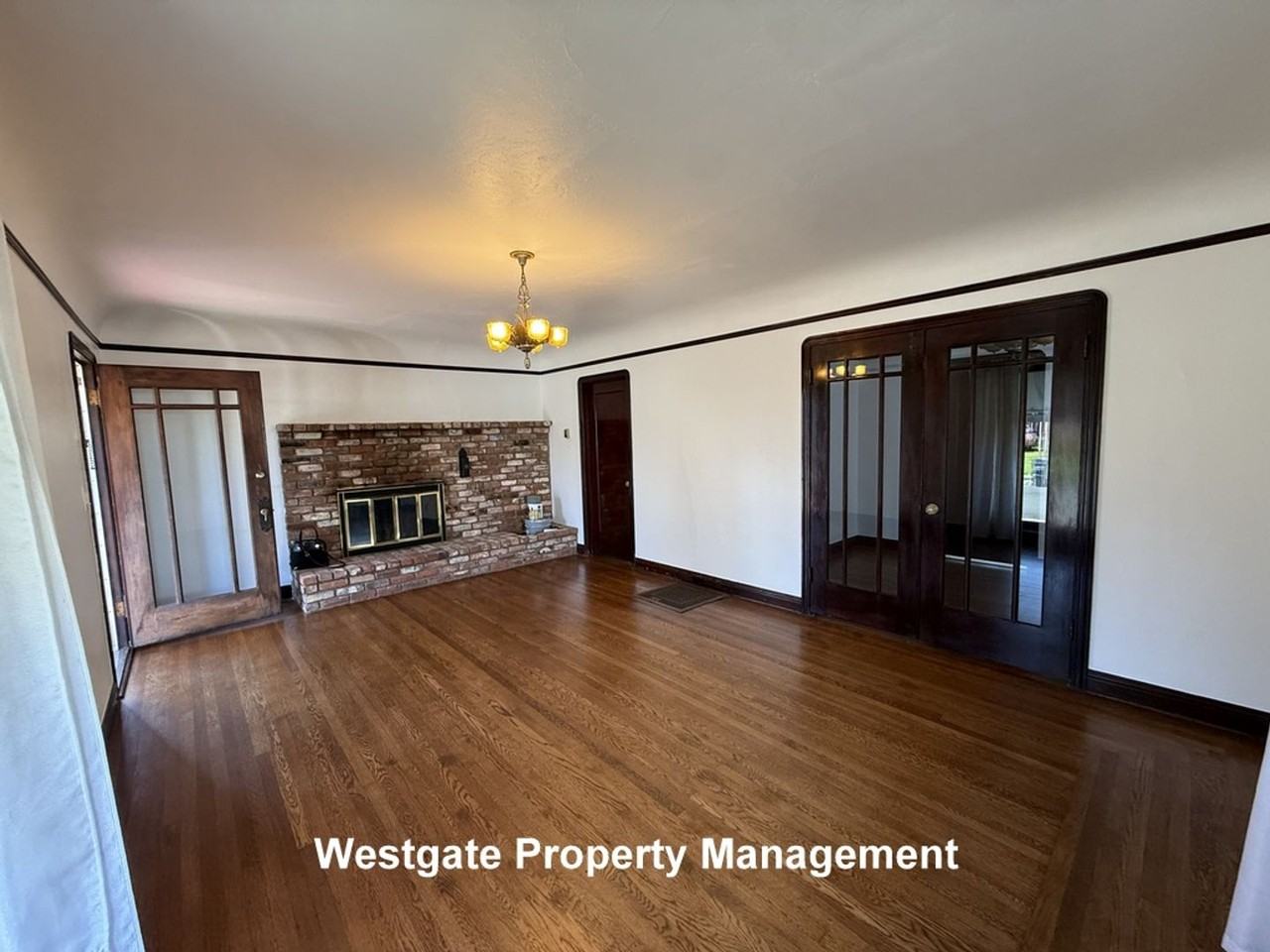 626 E St - Photo 4 of 17