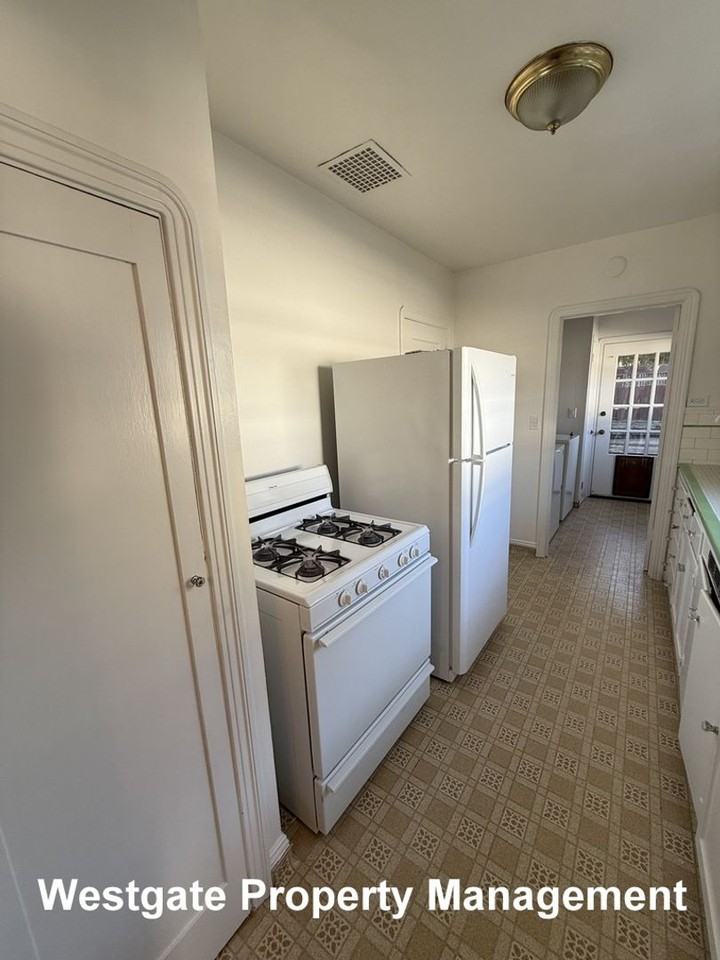 626 E St - Photo 7 of 17