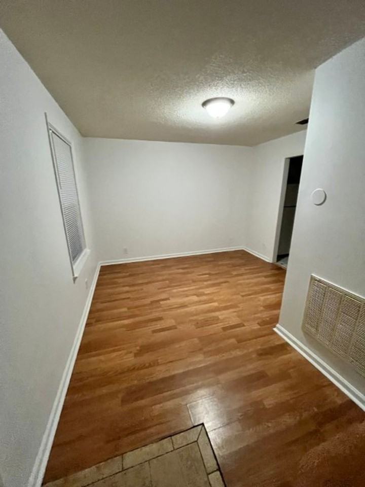 702 Riviera Dr - Photo 3 of 9