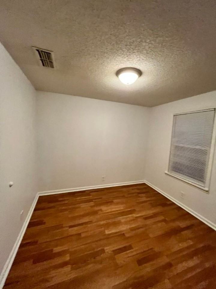 702 Riviera Dr - Photo 5 of 9