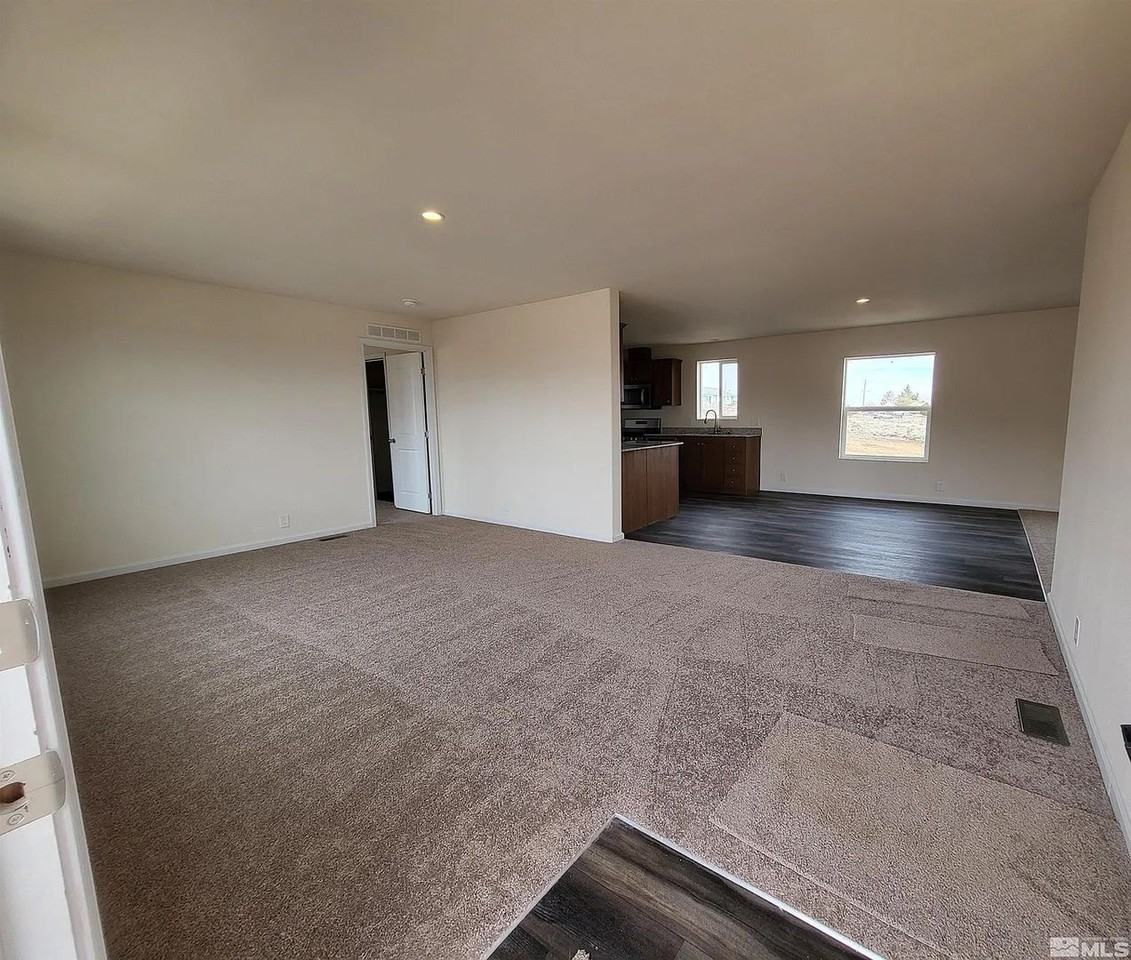 222 Elizabeth Ln - Photo 4 of 32