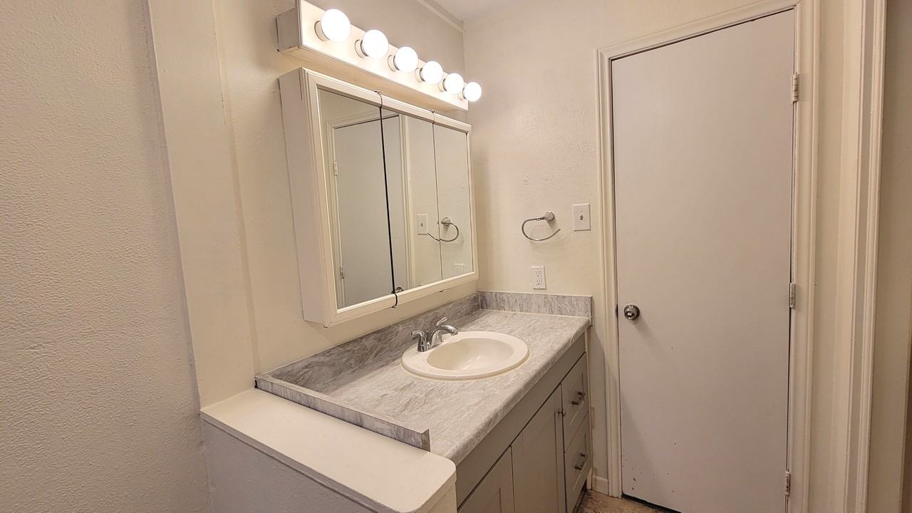 2100 Hill Top Ct #NA - Photo 4 of 16