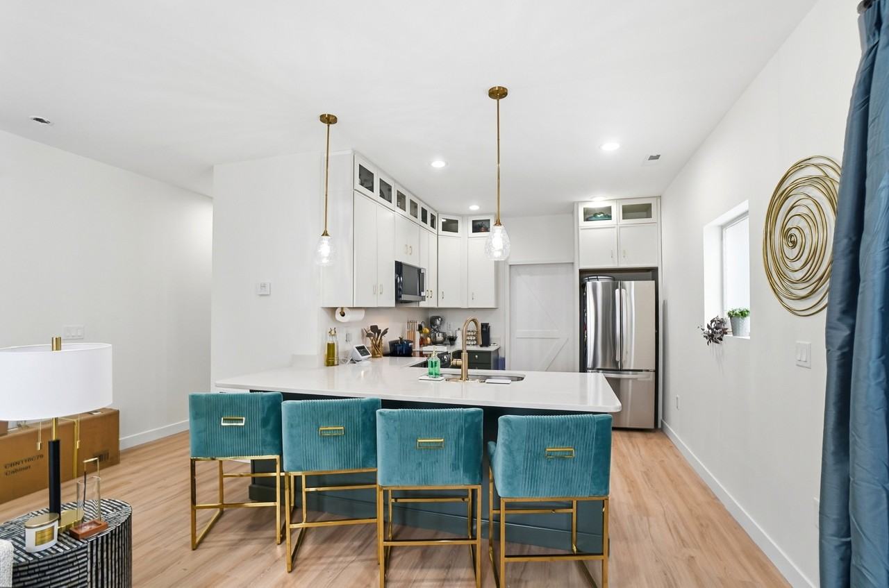 408 Saint Clair Ave #408 - Photo 5 of 34