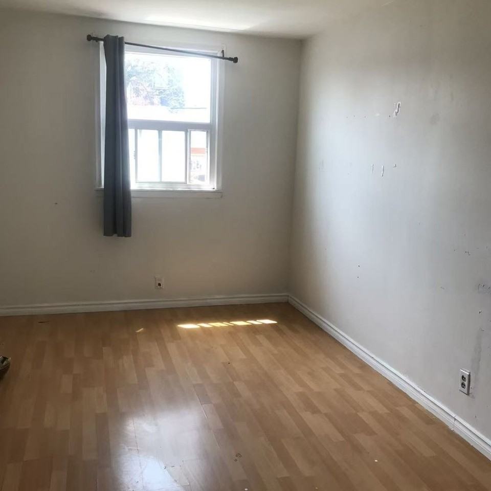 1008 Ossington Ave - Photo 2 of 4