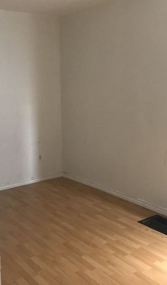 1008 Ossington Ave - Photo 3 of 4