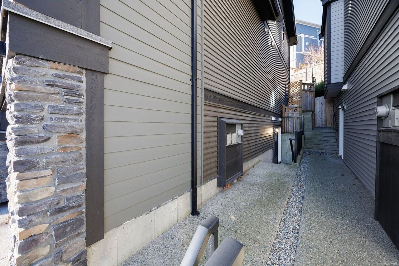 1462 Mitchell St - Photo 2 of 10