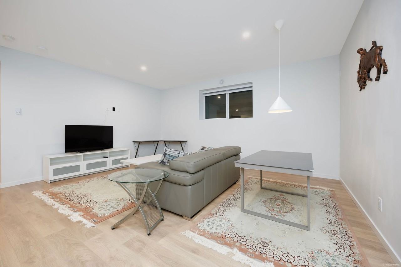 1462 Mitchell St - Photo 3 of 10