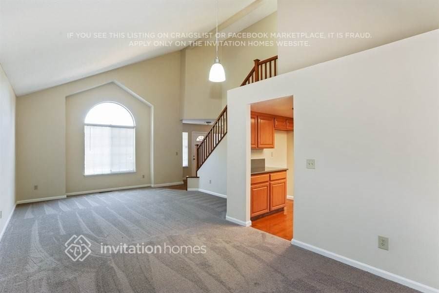 3855 Rockford Dr - Photo 3 of 12