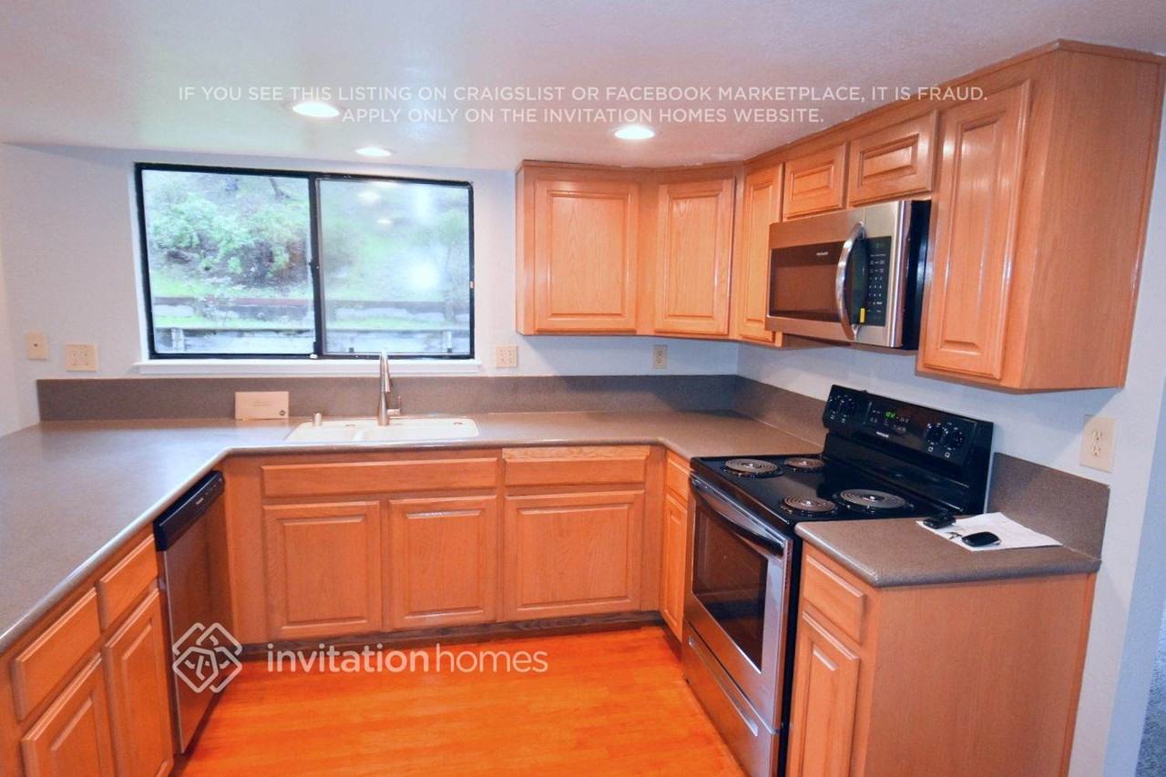 3855 Rockford Dr - Photo 5 of 12