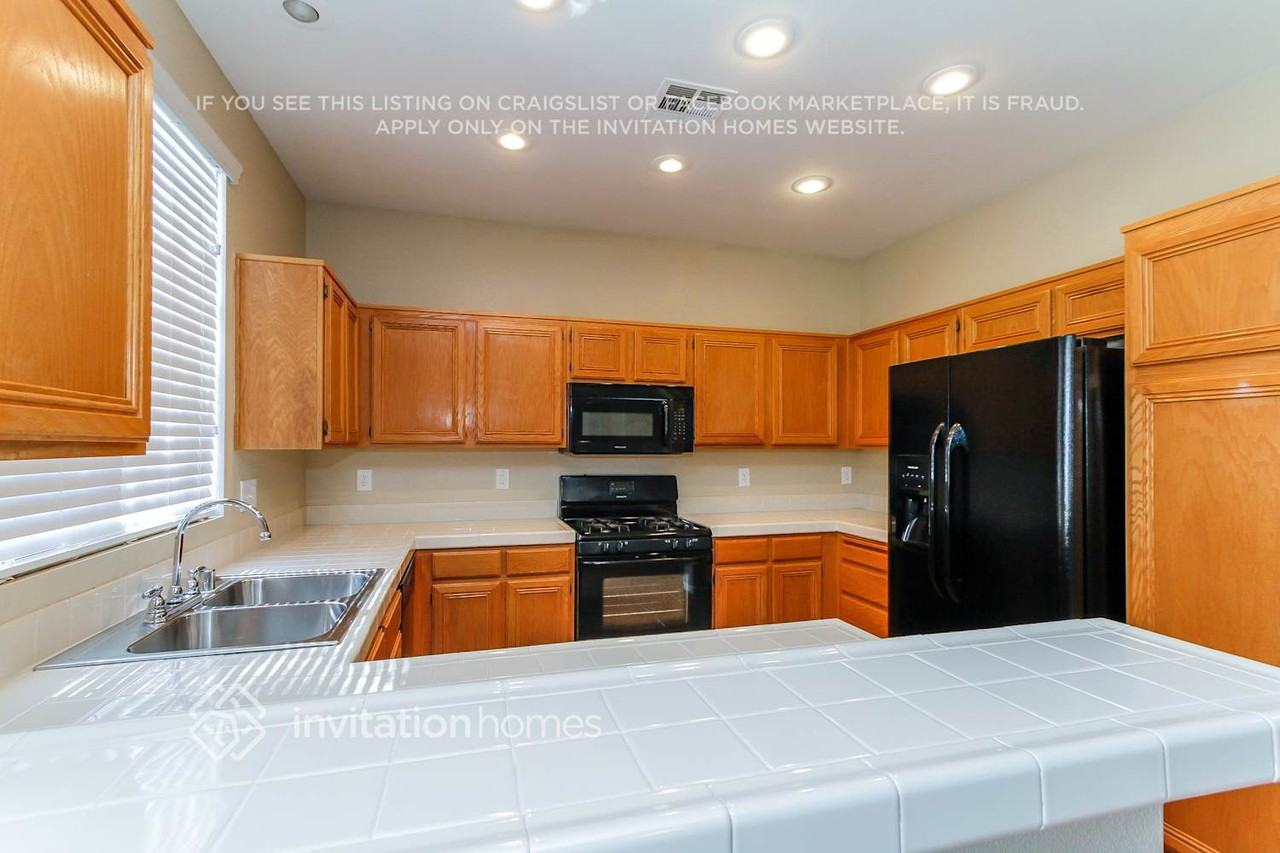 1620 Remembrance Hill St - Photo 4 of 16