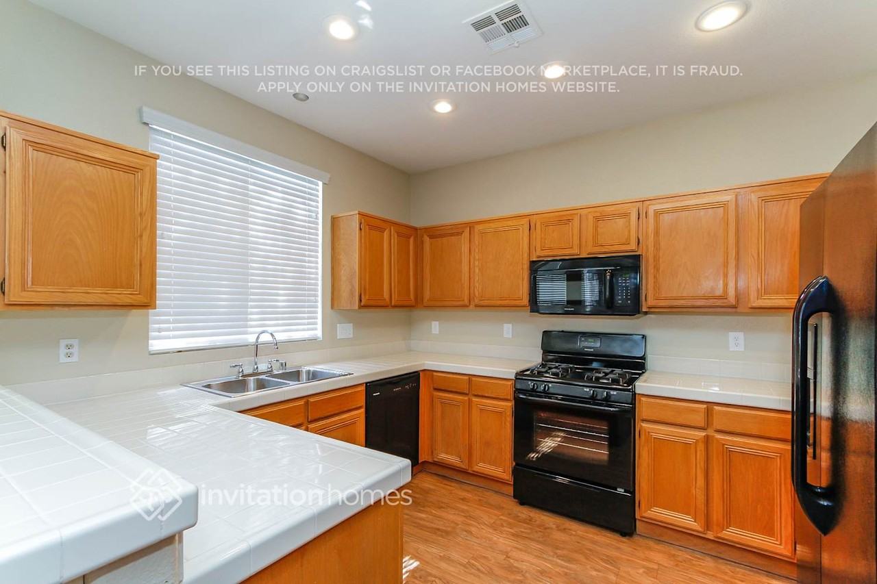 1620 Remembrance Hill St - Photo 5 of 16