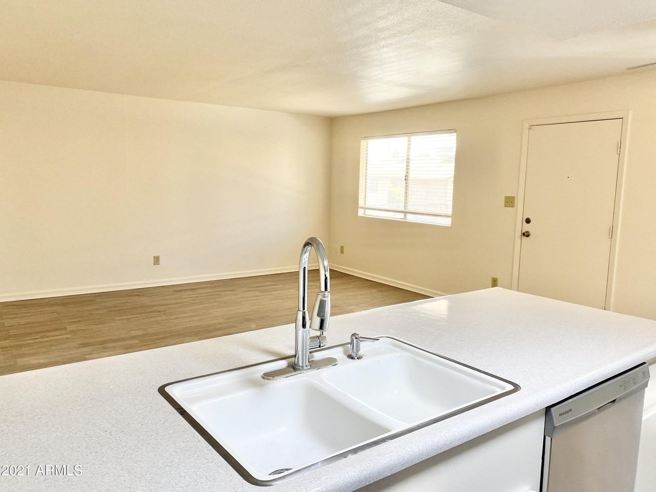 8529 E Portland St - Photo 6 of 21