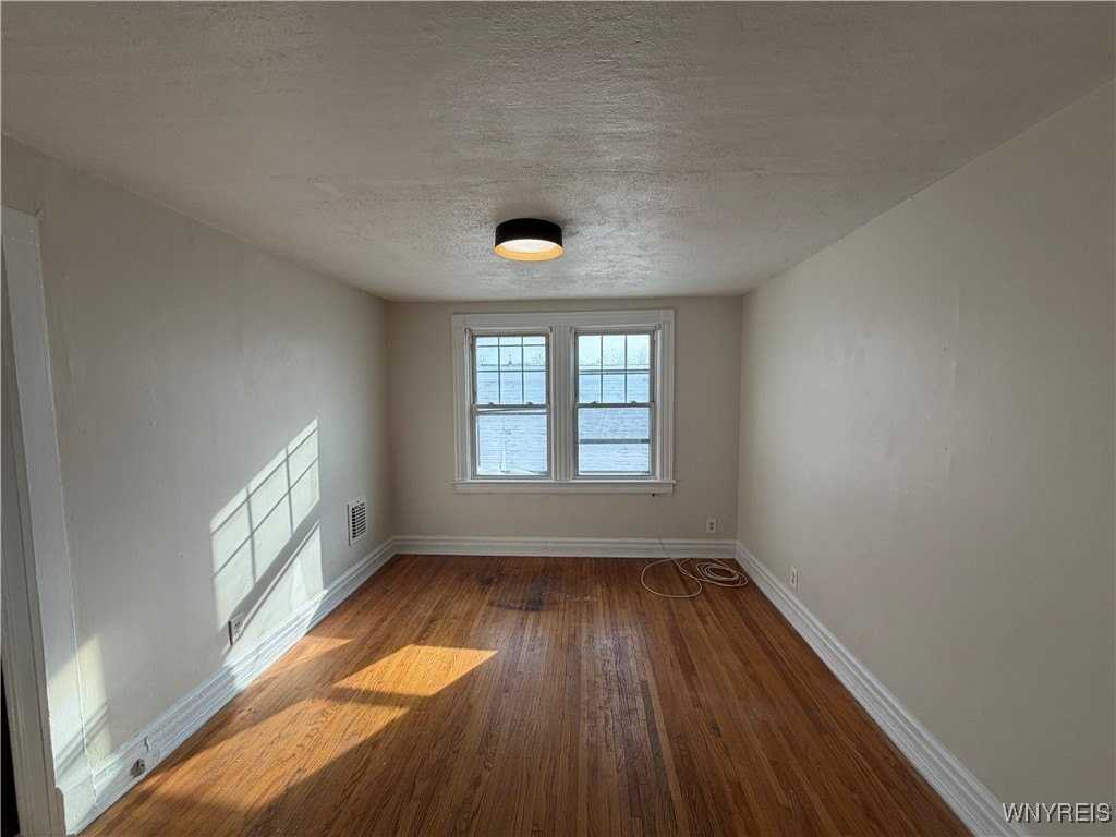 180 Richmond Ave Apt 4 #4 - Photo 3 of 21