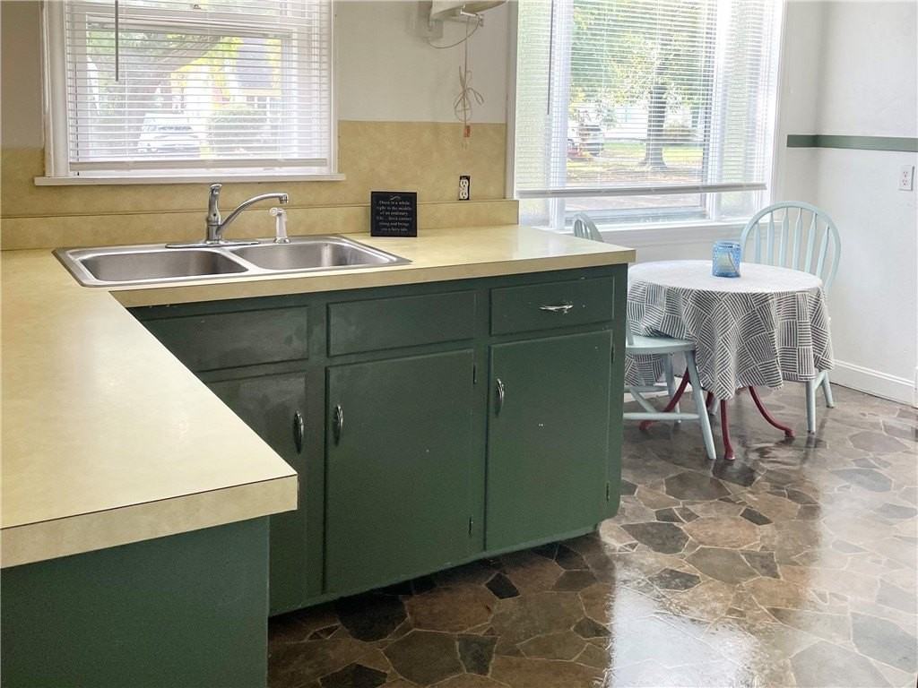 560 Beecher St - Photo 3 of 6