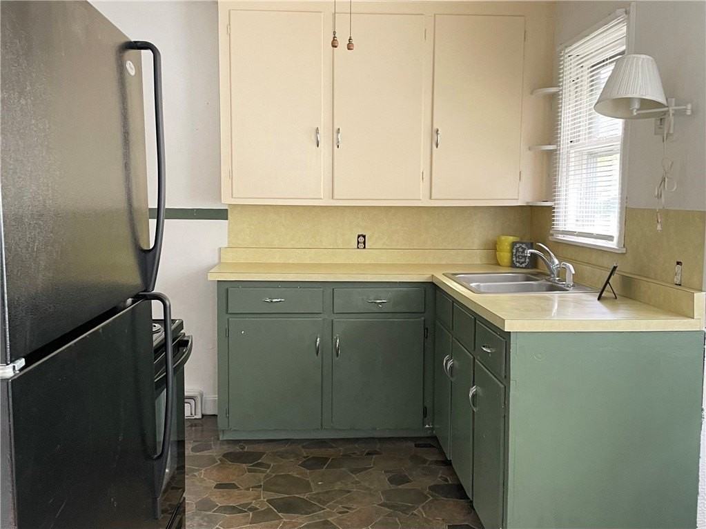 560 Beecher St - Photo 4 of 6