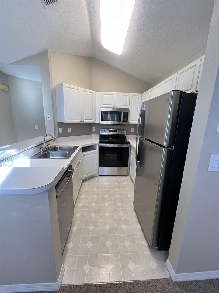 28212 Harbour Vista Cir - Photo 7 of 32