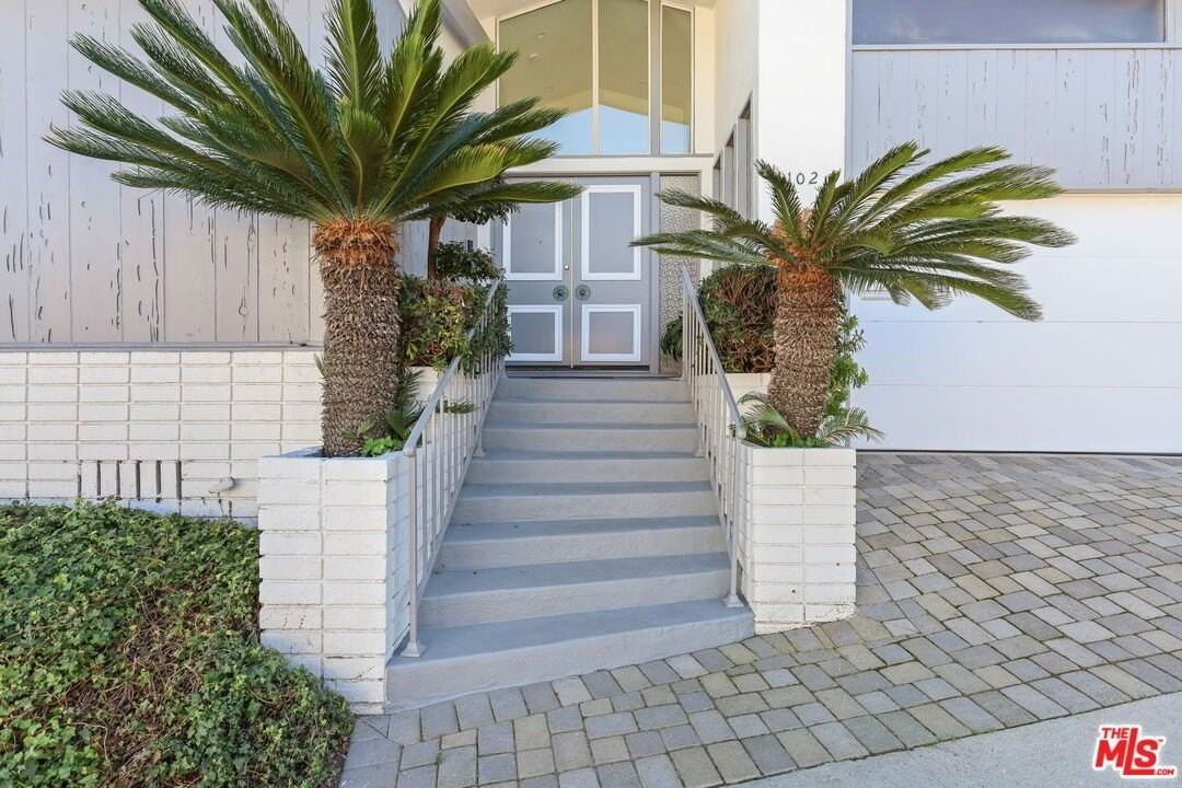 4102 S Cloverdale Ave - Photo 3 of 33