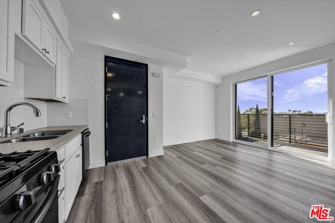 667 N Wilton Pl Apt 504 #504 - Photo 4 of 18