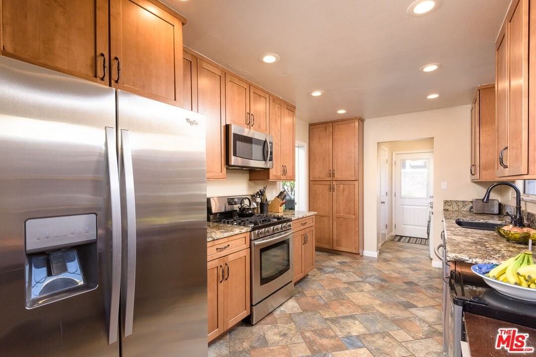 13451 Friar St - Photo 7 of 24