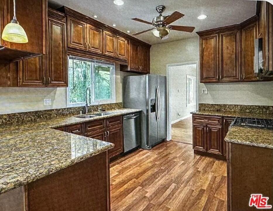 1552 Crater Ln - Photo 5 of 21