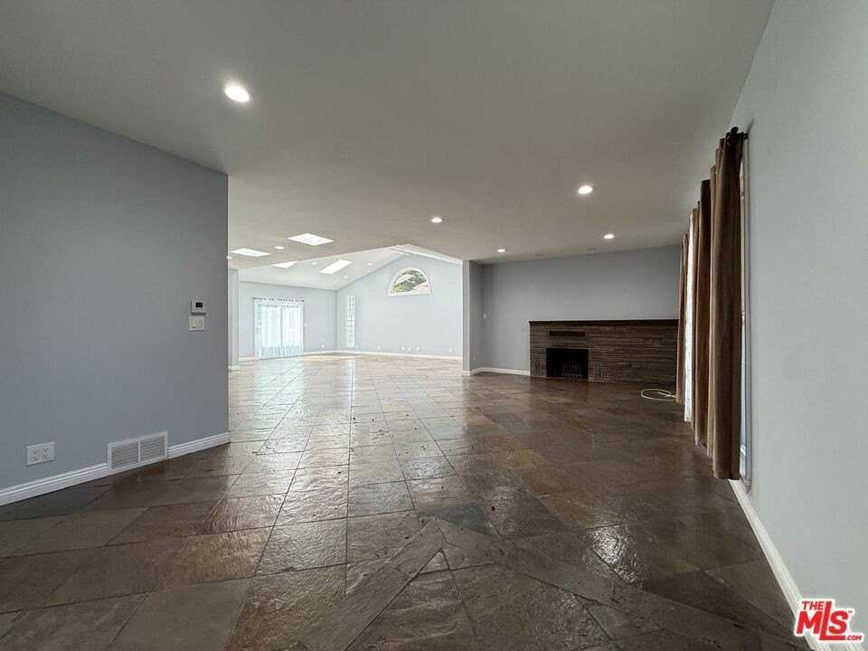 15962 Gault St - Photo 2 of 33