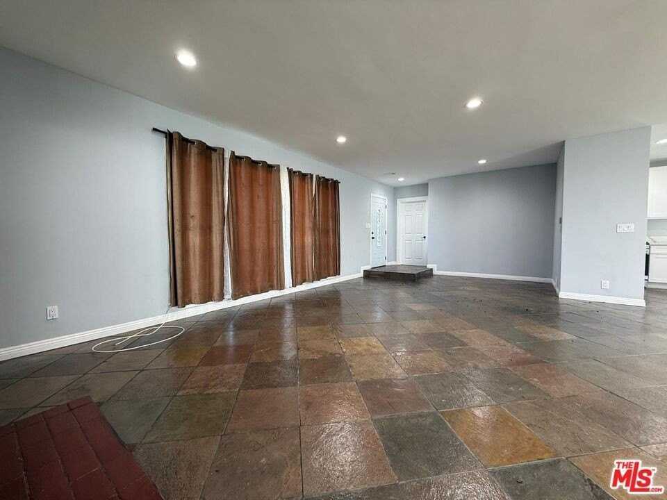 15962 Gault St - Photo 3 of 33