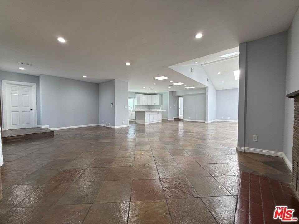 15962 Gault St - Photo 4 of 33