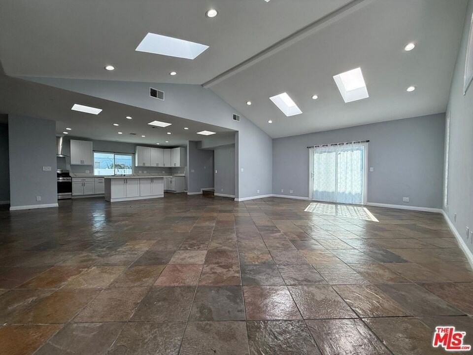 15962 Gault St - Photo 5 of 33