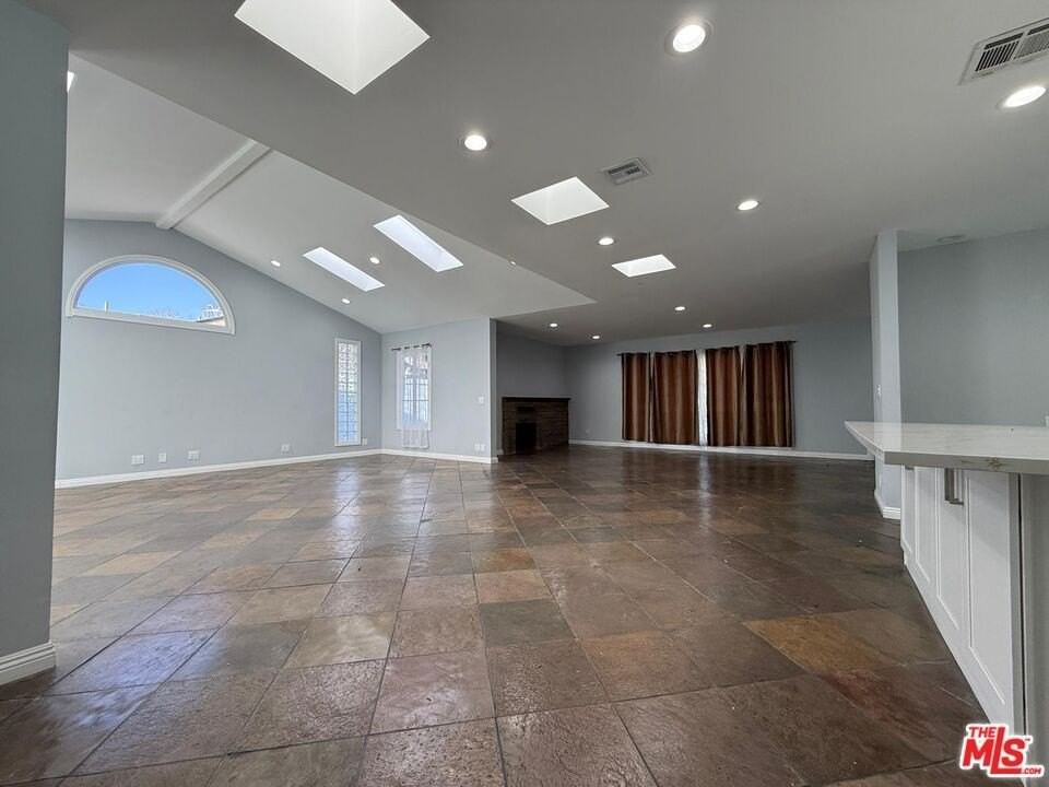 15962 Gault St - Photo 6 of 33