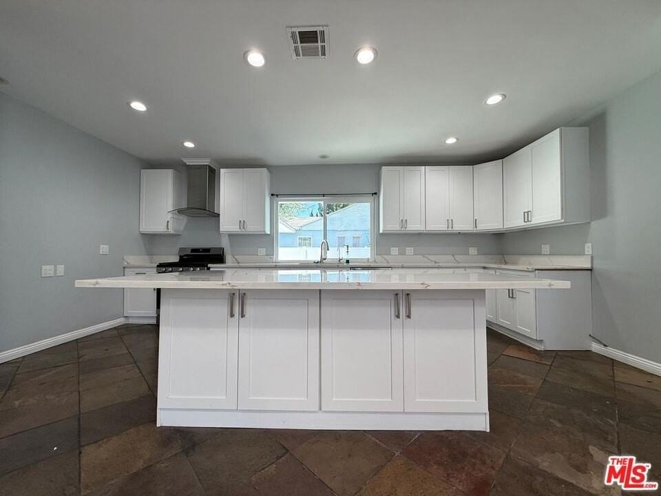 15962 Gault St - Photo 7 of 33