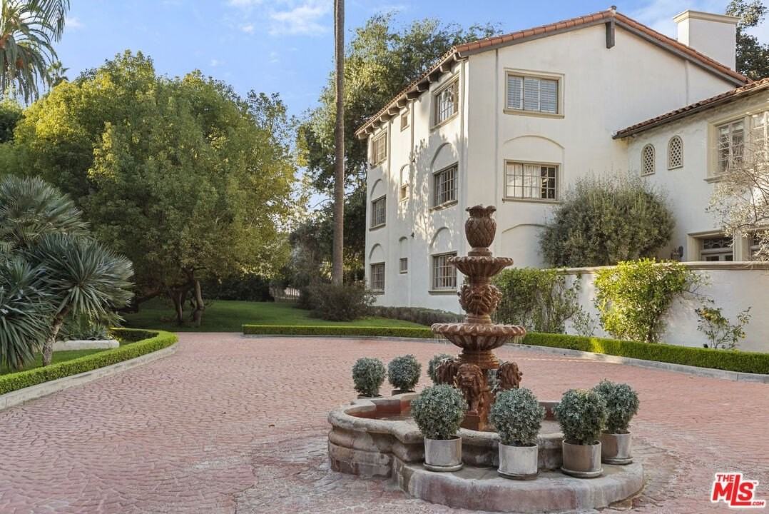 906 Benedict Canyon Dr