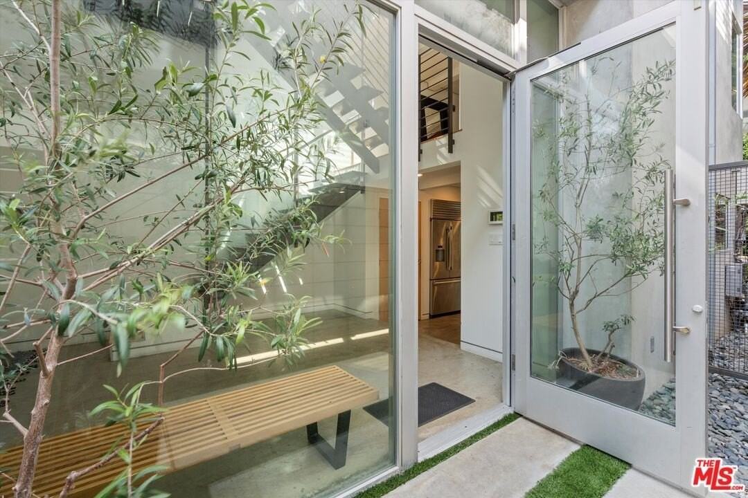 720 Brooks Ave - Photo 2 of 36