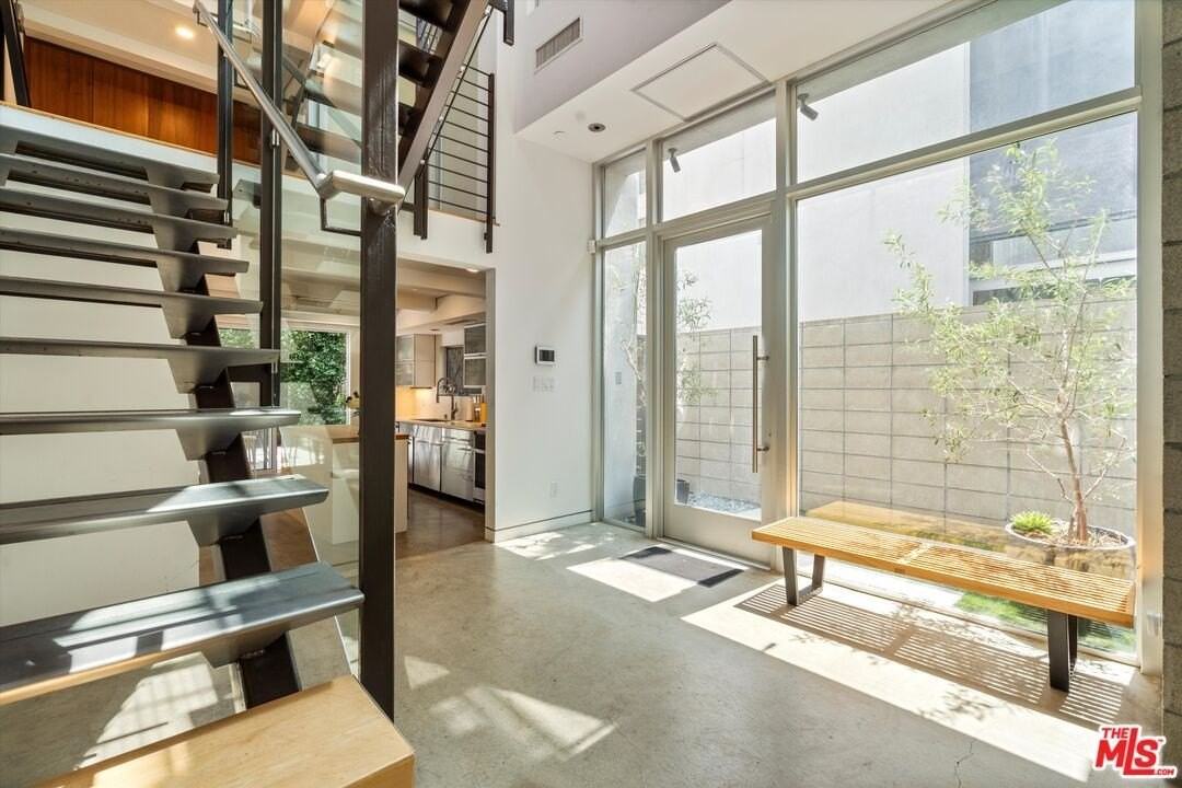 720 Brooks Ave - Photo 3 of 36