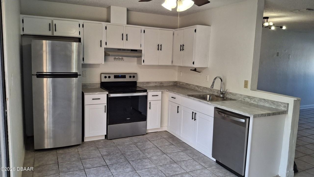 196 W Sandalwood Ct - Photo 3 of 38