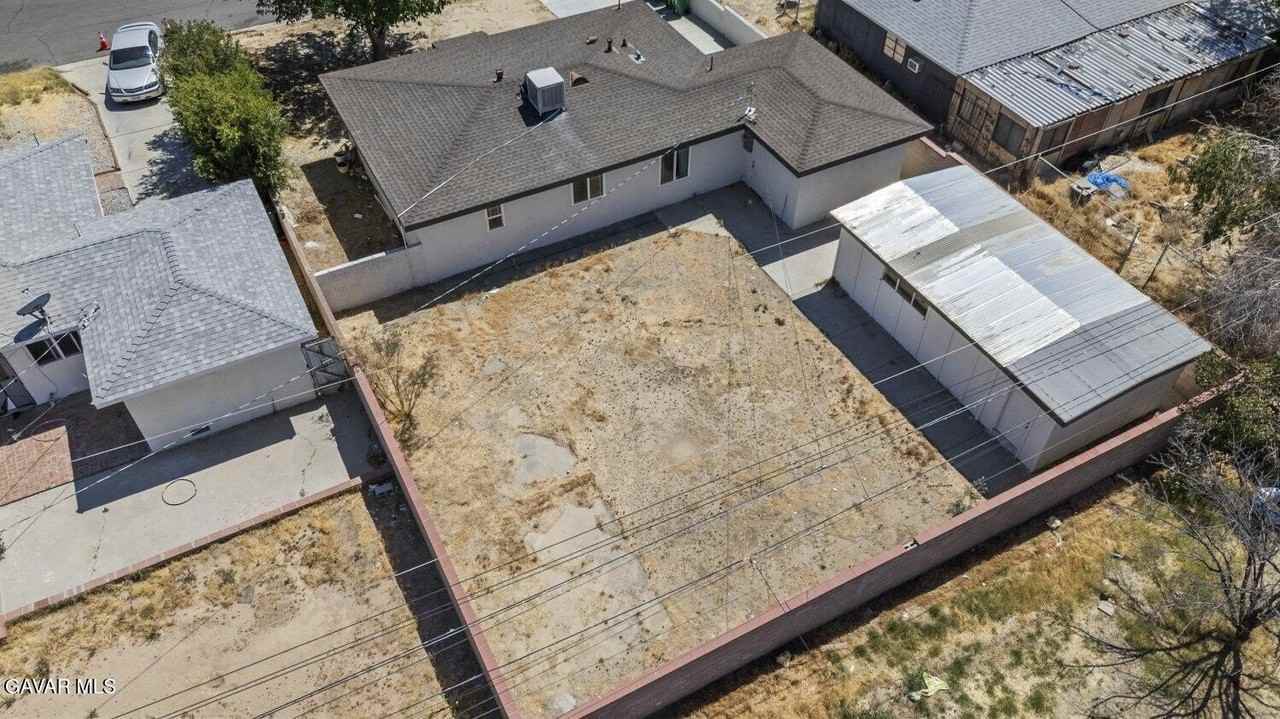 1135 W Pillsbury St - Photo 3 of 22