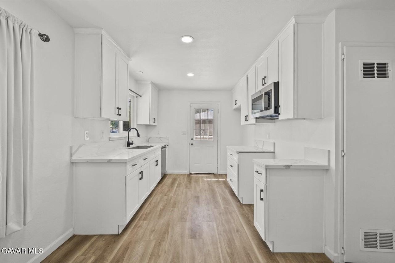 1135 W Pillsbury St - Photo 7 of 22